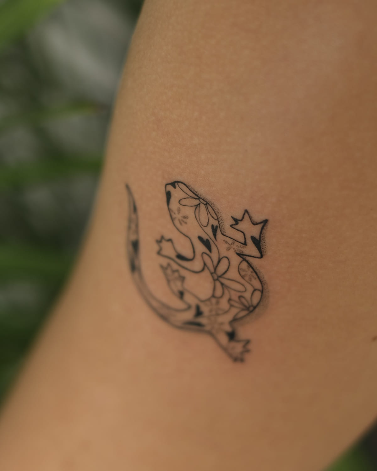 Gecko filled with flowers and hearts, another view