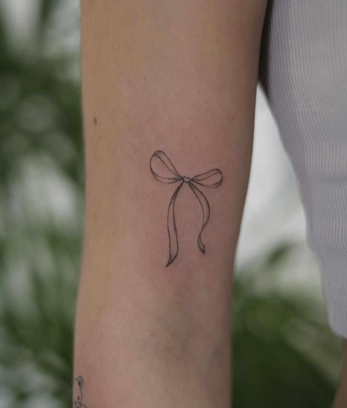Long ribbon bow, fine line tattoo