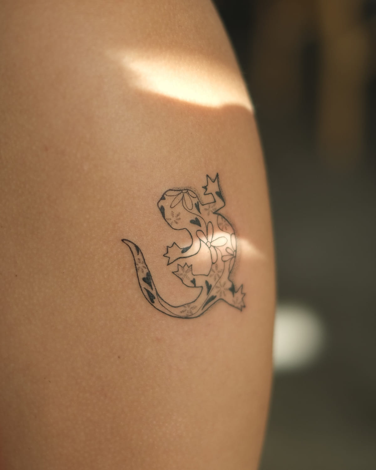 Gecko filled with flowers and hearts, fine line tattoo