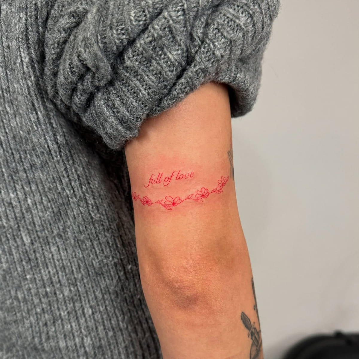 Armband of a flower garland with the words full of love, another view