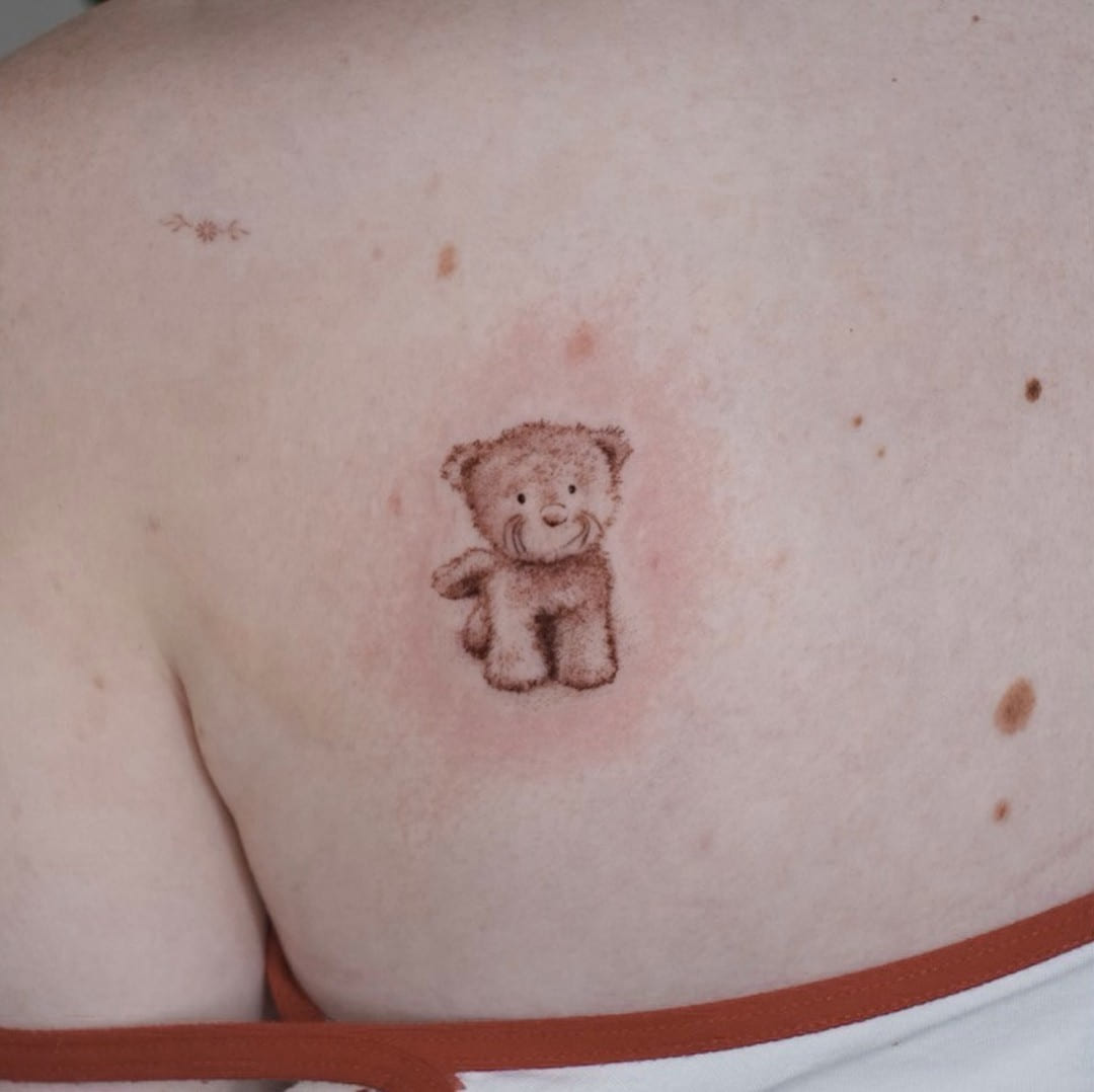 Teddy bear in brown, fine line tattoo