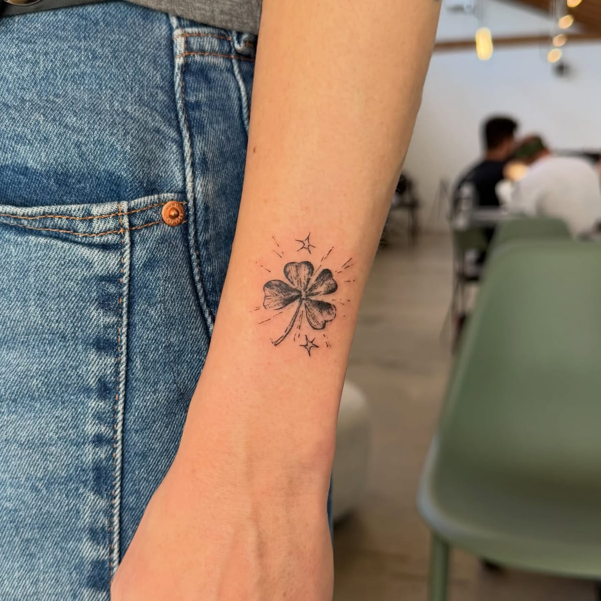 Four leaf clover with sparkles, another view