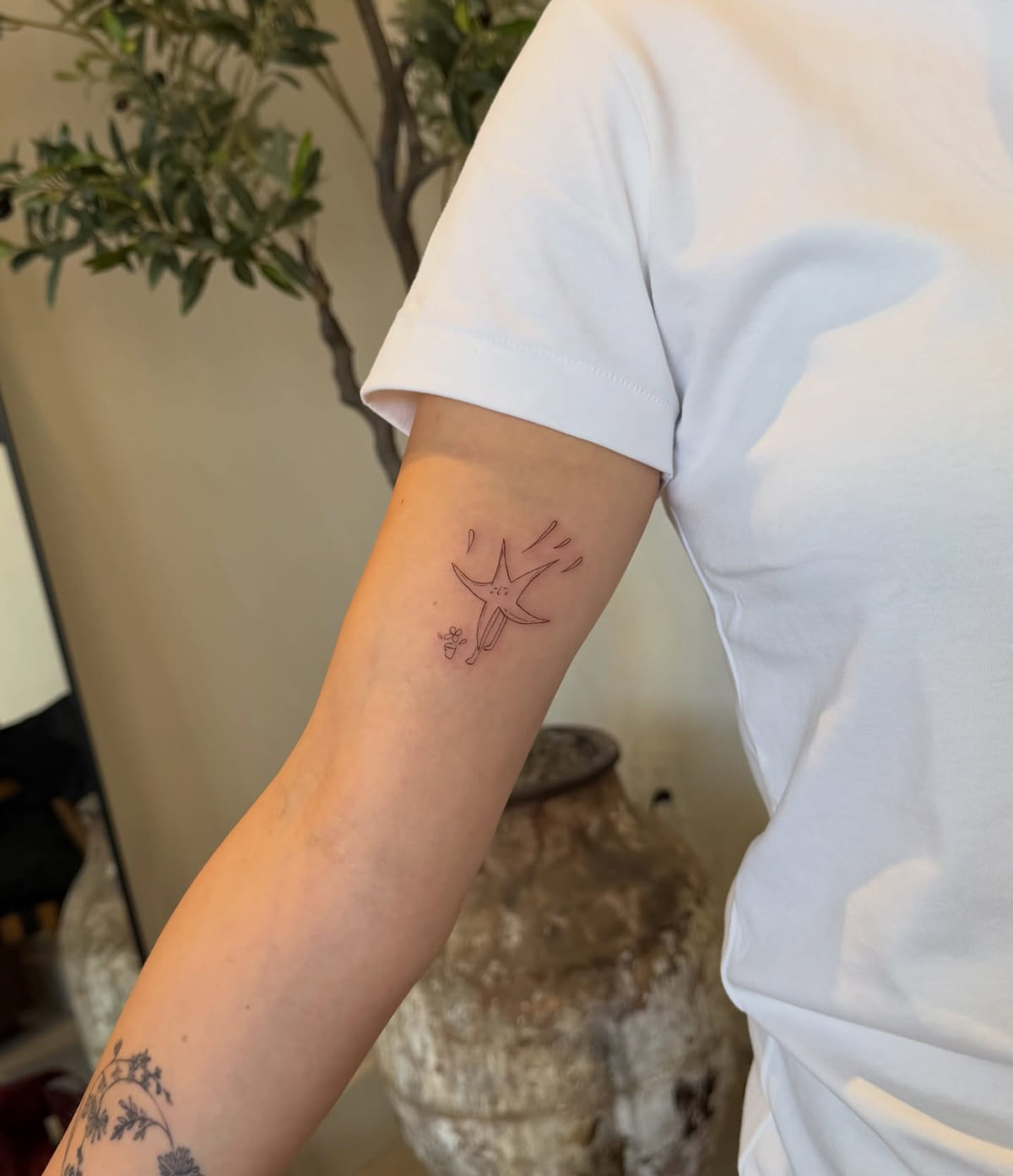 Starfish with small shells, fine line tattoo