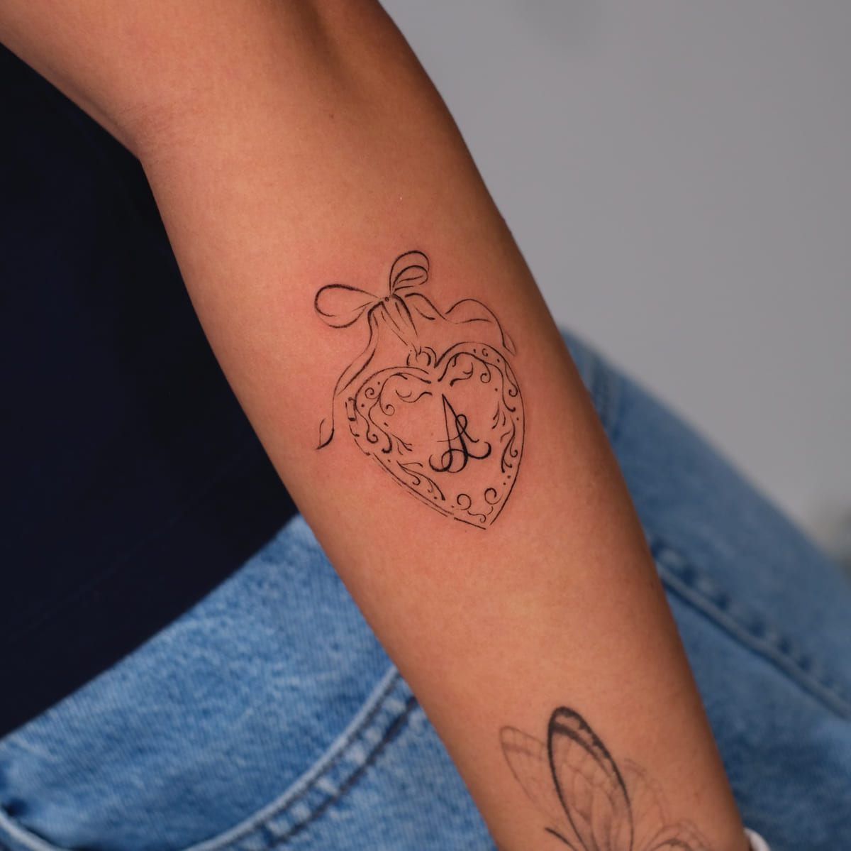 Heart locket with a bow and a script initial, another view