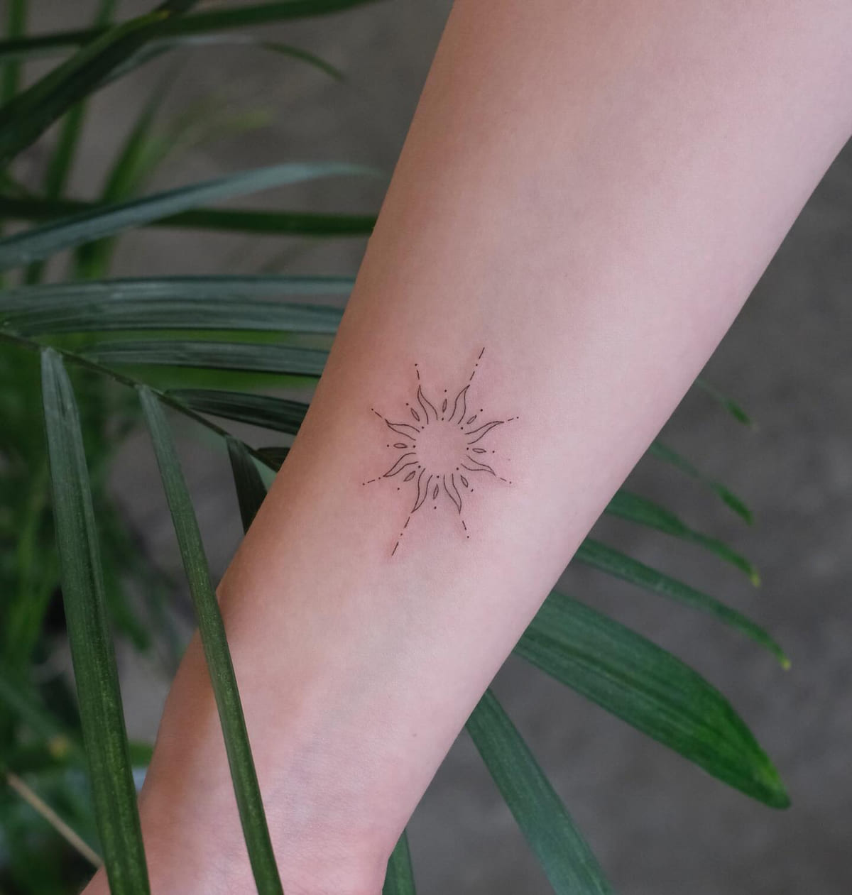 Fine sun of dotted rays, fine line tattoo