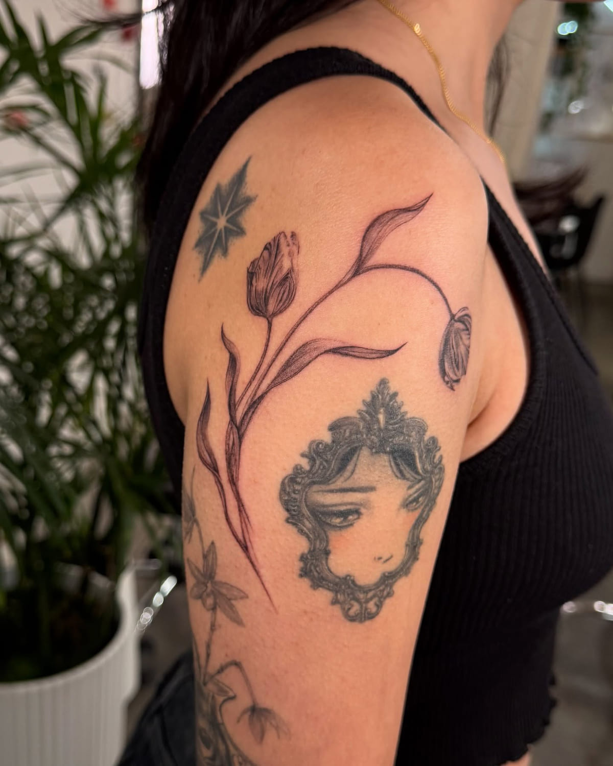 Tulips wrapping the upper arm, another view