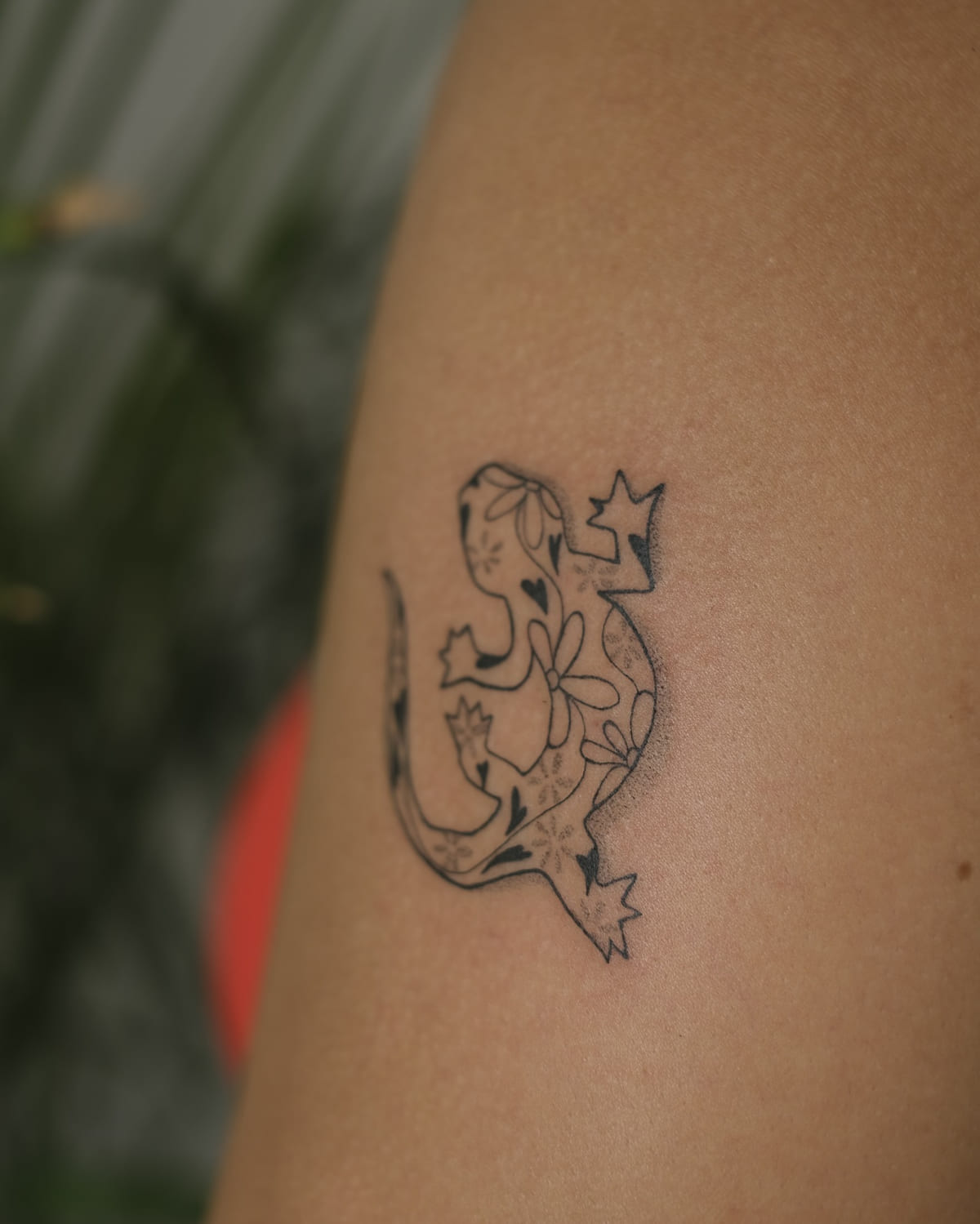 Gecko filled with flowers and hearts, another view