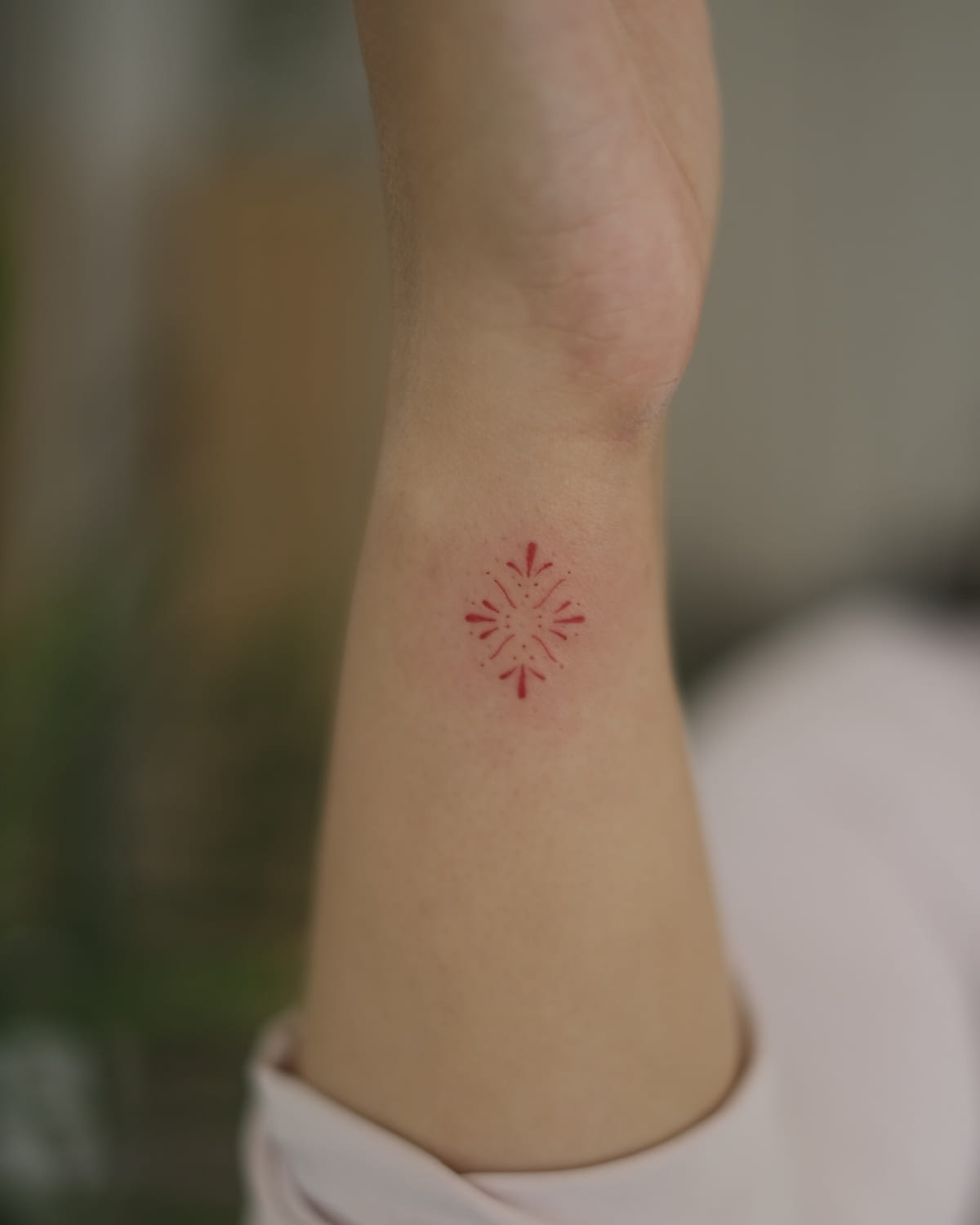Small diamond ornament of radiating marks, fine line tattoo
