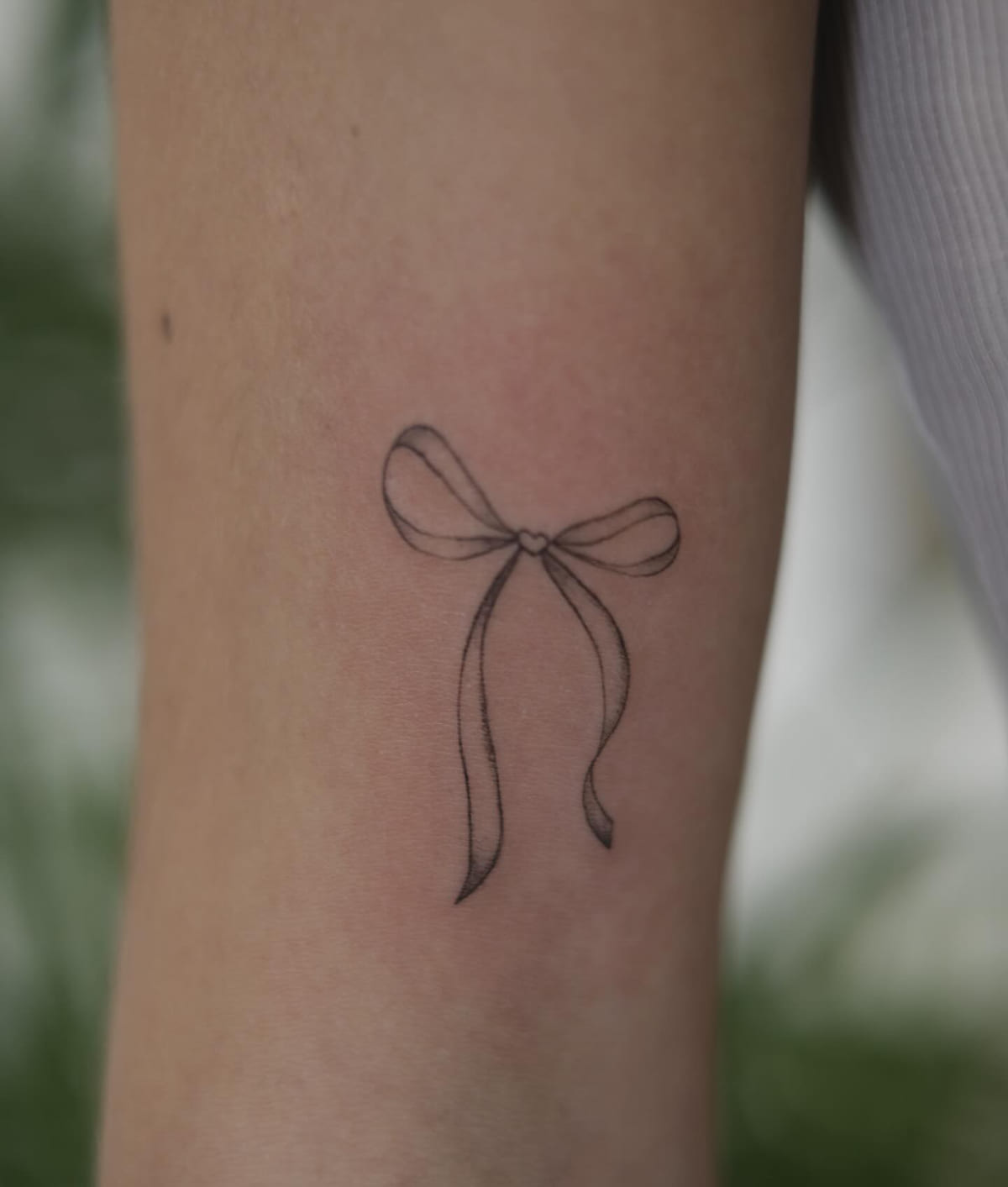Long ribbon bow, another view